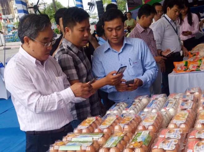 Trứng sạch có truy xuất nguồn gốc, doanh nghiệp than khó đưa vào bếp ăn tập thể.