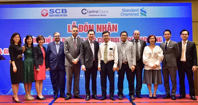Đại diện SCB và Đối tác chụp ảnh lưu niệm trong buổi lễ.
