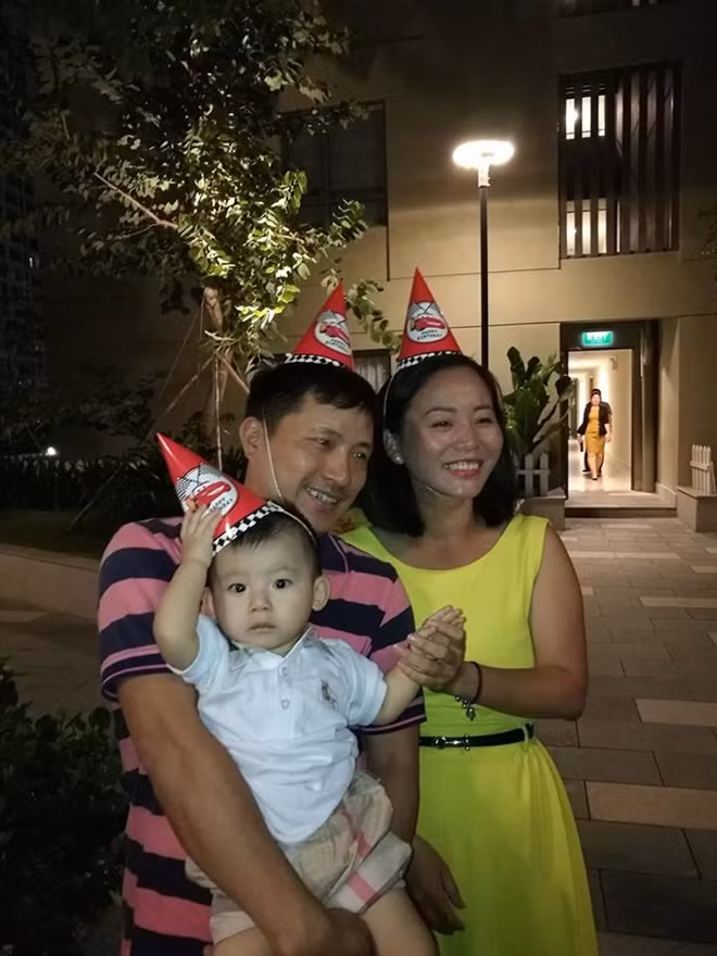 Oanh cùng chồng và con trai trong sinh nhật bé 1 tuổi.