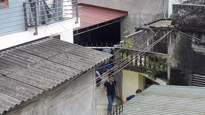 Lực lượng chức năng khám nghiệm hiện trường.