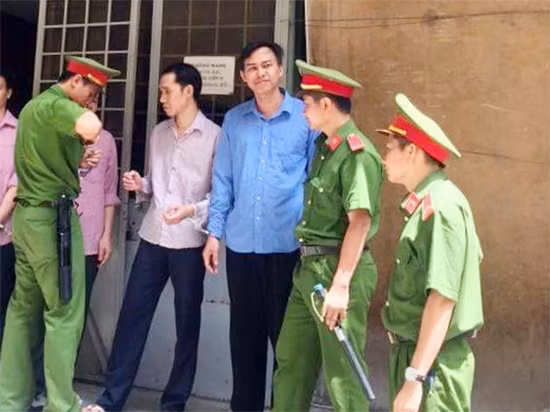 Hai bị cáo sau phiên xét xử sơ thẩm.