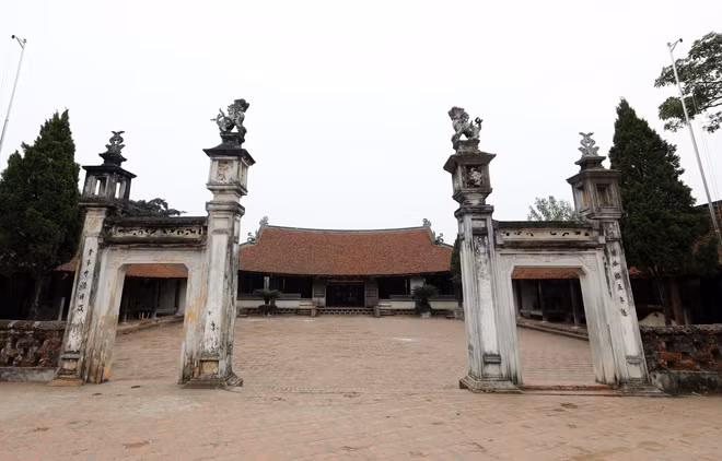 Đình làng Mông Phụ được xây dựng từ năm 1684 dưới đời vua Lê Hiển Tông. Đình mang một lối kiến trúc cổ đậm bản sắc của người Việt xưa, được thiết kế theo kiểu chữ Công.