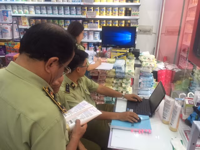 Quản lý thị trường kiểm tra các cửa hàng Con Cưng trên địa bàn TP Hồ Chí Minh.