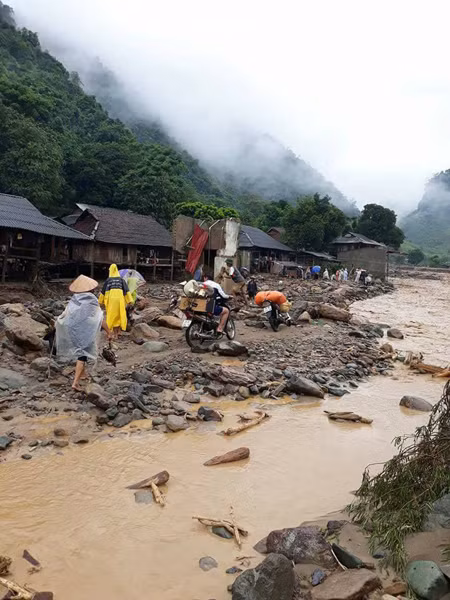 Tại Sơn La, một số người dân đang di chuyển tài sản đồ đạc khỏi khu vực nguy hiểm.Khung cảnh tan hoang ở Mù Cang Chải, Yên Bái