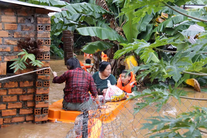 Người bị cô lập trong vùng ngập chủ yếu là phụ nữ và trẻ em.