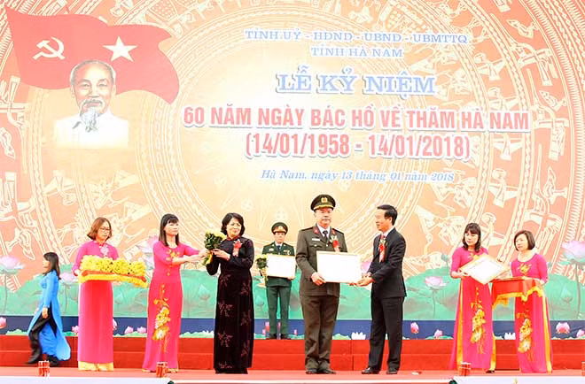 Đồng chí Võ Văn Thưởng – Ủy viên Bộ Chính trị, Bí thư Trung ương Đảng, Trưởng Ban Tuyên giáo Trung ương và đồng chí Đặng Thị Ngọc Thịnh – Ủy viên BCH Trung ương Đảng, Phó Chủ tịch nước CHXHCN Việt Nam trao Bằng khen và tặng hoa chúc mừng Đảng bộ Công an Hà Nam đã có thành tích xuất sắc trong “Học tập và làm theo tư tưởng, đạo đức, phong cách Hồ Chí Minh” năm 2017 tại Lễ kỷ niệm 60 năm Bác Hồ về thăm Hà Nam. Đồng chí Võ Văn Thưởng – Ủy viên Bộ Chính trị, Bí thư Trung ương Đảng, Trưởng Ban Tuyên giáo Trung ương và đồng chí Đặng Thị Ngọc Thịnh – Ủy viên BCH Trung ương Đảng, Phó Chủ tịch nước CHXHCN Việt Nam trao Bằng khen và tặng hoa chúc mừng Đảng bộ Công an Hà Nam đã có thành tích xuất sắc trong “Học tập và làm theo tư tưởng, đạo đức, phong cách Hồ Chí Minh” năm 2017 tại Lễ kỷ niệm 60 năm Bác Hồ về thăm Hà Nam.