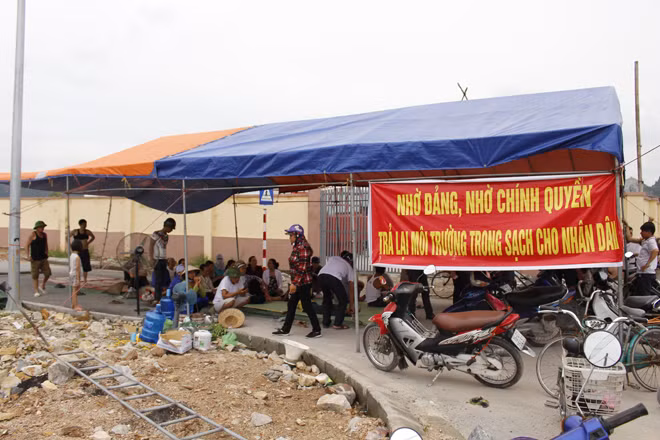 Cho rằng bãi rác gây ô nhiễm môi trường người dân lập chốt chặn phương tiện ra vào. Cho rằng bãi rác gây ô nhiễm môi trường người dân lập chốt chặn phương tiện ra vào.