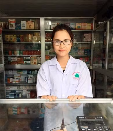 Yến đang có một tiệm thuốc của riêng mình.