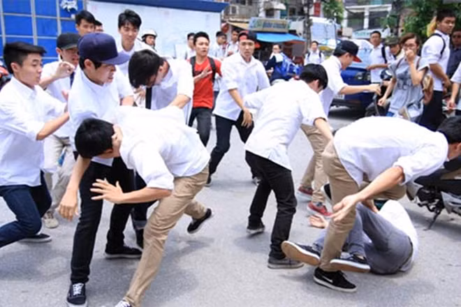 Học sinh một trường phổ thông lao vào đánh nhau trong giờ ra chơi.