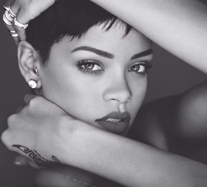 Rihanna là gương mặt da màu đầu tiên xuất hiện trên bìa ấn phẩm đặc biệt của Vogue, Anh trong lịch sử 102 năm qua.