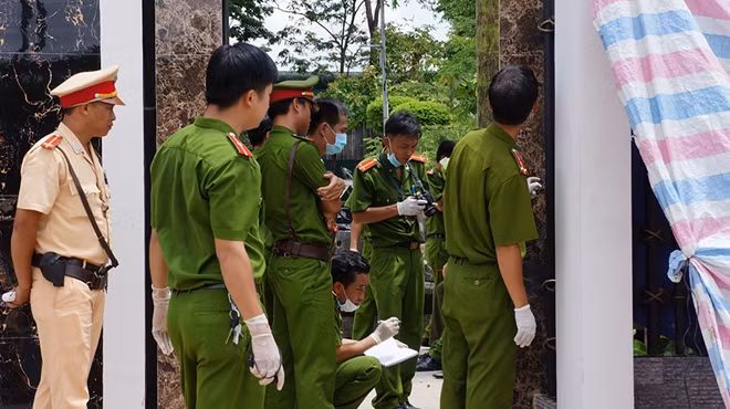 Lực lượng khám nghiệm hiện trường truy tìm các dấu vết một vụ án ở Bình Phước.
