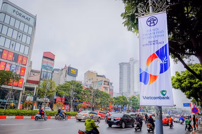 Vietcombank chung tay cùng các doanh nghiệp và nhân dân Thủ đô trang hoàng đường phố xanh, sạch, đẹp, mang đến sự thân thiện, mến khách, chào đón Hội nghị thượng đỉnh Mỹ - Triều Tiên.