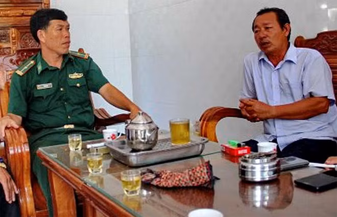 Bộ đội biên phòng đến nhà ông Trần Minh Tân – cha ruột ngư dân Trần Minh Trang động viên chia sẻ. (Ảnh : CTV)