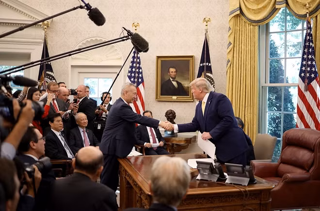 Tổng thống Mỹ Donald Trump tiếp Phó thủ tướng Trung Quốc Lưu Hạc, Trưởng phái đoàn đàm phán thương mại Trung Quốc, tại Nhà Trắng, ngày 11-10-2019