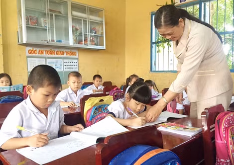 Cùng trang lứa, nhưng nhiều học sinh tại Hậu Giang mang quốc tịch nước ngoài đi học không có tên trong học bạ.