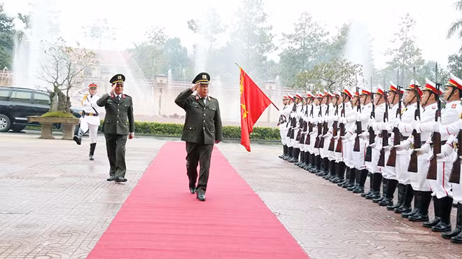 Thứ trưởng Bùi Văn Thành duyệt đội danh dự Công an tỉnh Nghệ An. Thứ trưởng Bùi Văn Thành duyệt đội danh dự Công an tỉnh Nghệ An.