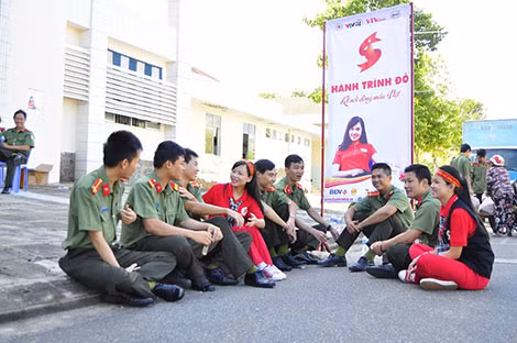 Tình nguyện viên của Hành trình đỏ trò chuyện với các chiến sĩ Công an tỉnh Bình Thuận trước giờ hiến máu (Ảnh:Tùng-Diệu). Tình nguyện viên của Hành trình đỏ trò chuyện với các chiến sĩ Công an tỉnh Bình Thuận trước giờ hiến máu (Ảnh:Tùng-Diệu).
