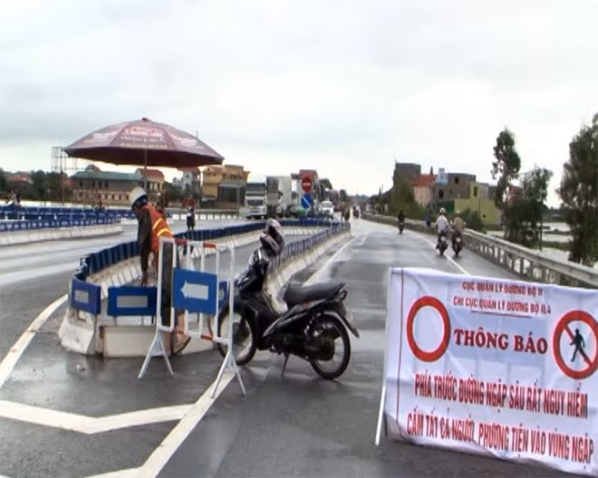 Các điểm ngập lụt đã được cảnh báo cho các phương tiện tại Quảng Bình