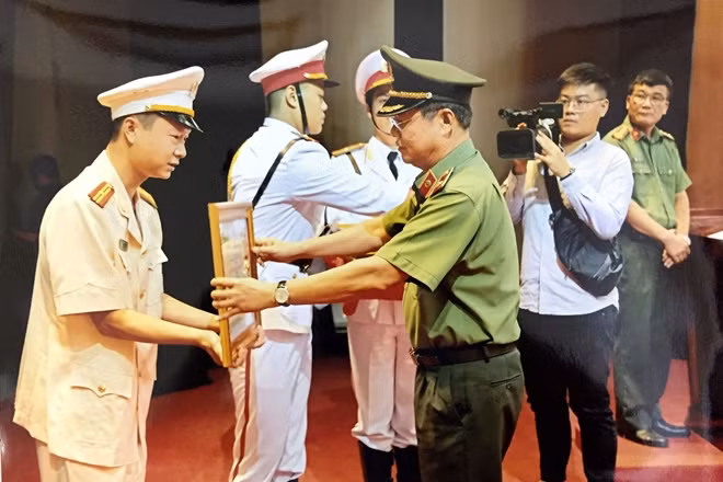 Thiếu tá Lê Trọng Hiếu vinh dự được tặng thưởng Huân chương Chiến công hạng Ba.