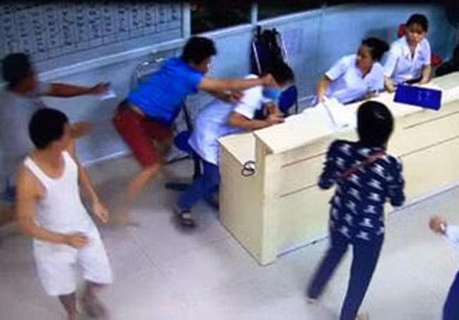 Bạo hành y tế ngày càng gia tăng, tính chất ngày càng nghiêm trọng. Bạo hành y tế ngày càng gia tăng, tính chất ngày càng nghiêm trọng.