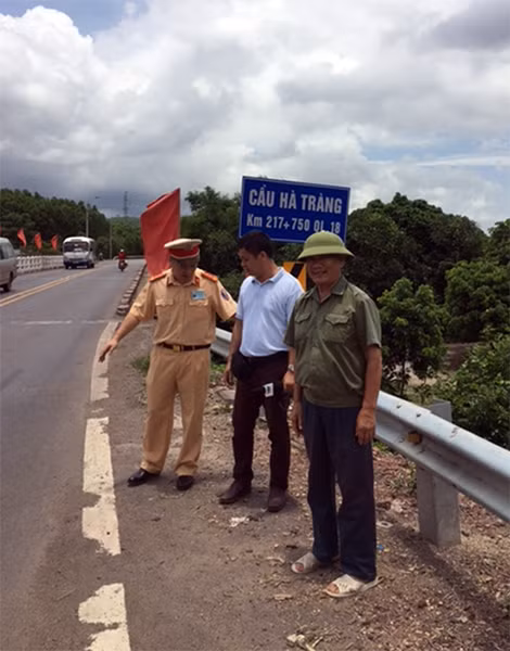 CSGT Quảng Ninh kiểm tra đoạn đường thường xuyên xảy ra tai nạn.