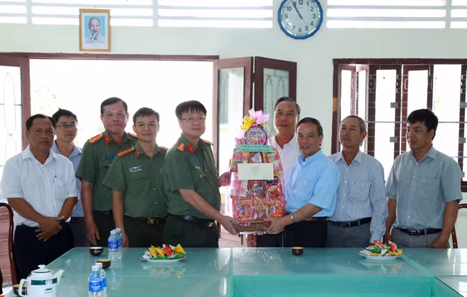 Đại tá Lê Minh Quang, Giám đốc Công an Sóc Trăng, chúc mừng Giáng sinh tại nhà thơ Nam Hải (huyện Kế Sách).