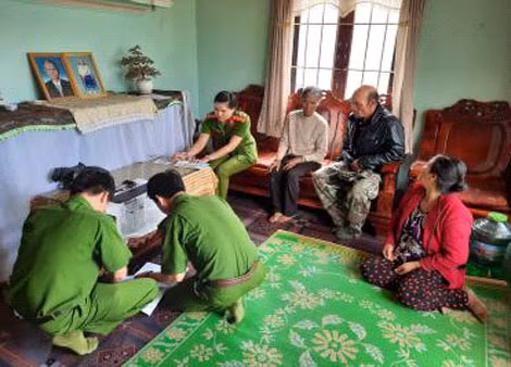 Công an huyện Đơn Dương tới từng gia đình có hoàn cảnh đặc biệt để làm CMND cho người dân.