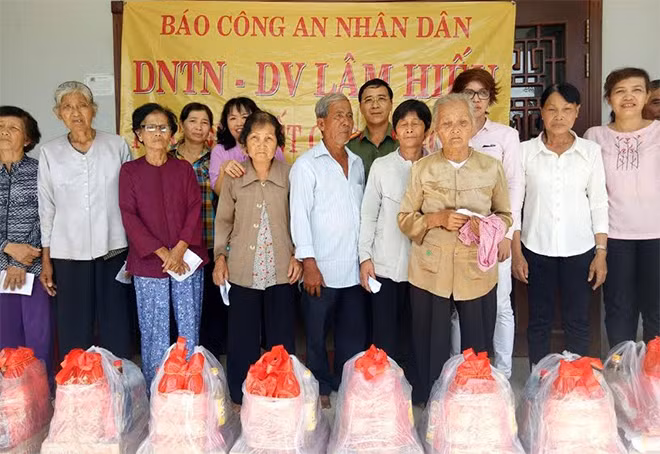 Đại diện Báo CAND và DNTN - DV Lâm Hiếu tặng quà Tết cho người nghèo xã Hòa Phú, huyện Châu Thành tỉnh Long An. Đại diện Báo CAND và DNTN - DV Lâm Hiếu tặng quà Tết cho người nghèo xã Hòa Phú, huyện Châu Thành tỉnh Long An.