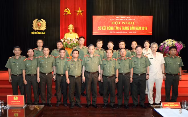Bộ trưởng Tô Lâm với các đại biểu tham dự Hội nghị.