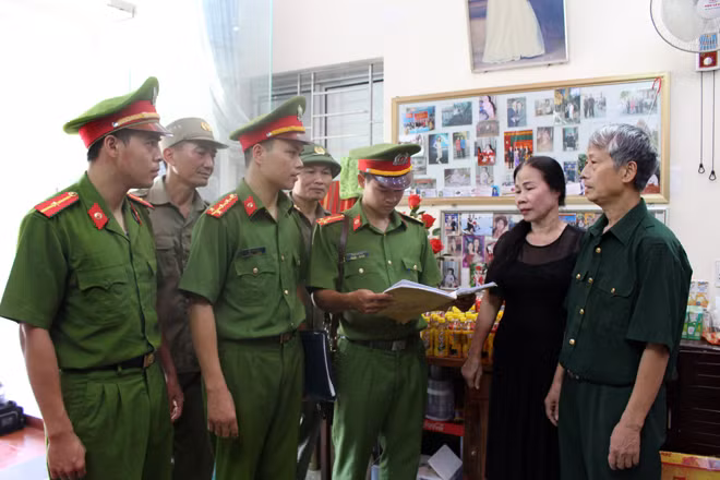Công an phường Chiềng Sinh tuyên truyền vận động nhân dân tại địa bàn chấp hành các chủ trương, chính sách của Đảng và Nhà nước.