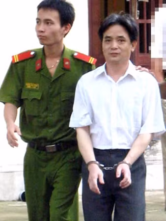 Trần Văn Lập tại phiên tòa sơ thẩm ngày 25-8-2009. Trần Văn Lập tại phiên tòa sơ thẩm ngày 25-8-2009.