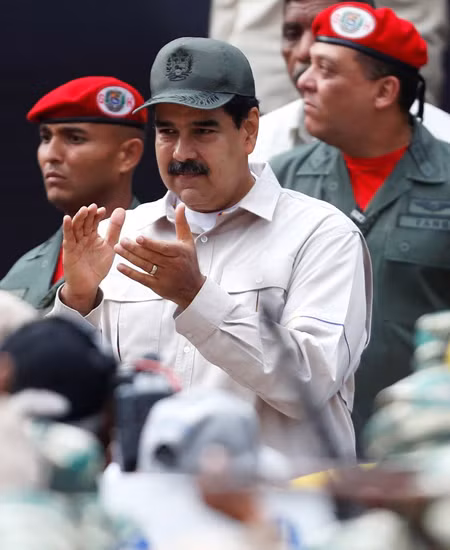 Tổng thống Venezuela Nicolas Maduro trong cuộc mít tinh với người ủng hộ ở Caracas ngày 1-5.