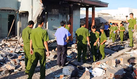 Cơ quan Công an khám nghiệm hiện trường phát hiện thu giữ nhiều thuốc nổ hỗn hợp,kíp mìn tại nhà nạn nhân Nguyễn Văn Bé.
