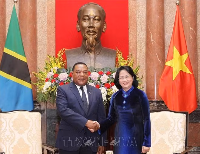 Quyền Chủ tịch nước Đặng Thị Ngọc Thịnh và ngài Augustine Mahiga, Bộ trưởng Ngoại giao và Hợp tác Đông Phi của Cộng hòa Thống nhất Tanzania. Ảnh TTXVN