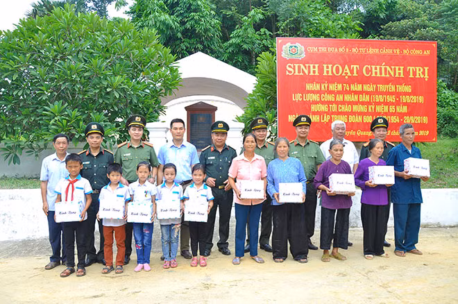 Lãnh đạo các đơn vị Cụm thi đua số 3 – Bộ Tư lệnh Cảnh vệ tặng quà cho các gia đình chính sách và các em học sinh nghèo vượt khó thuộc xã Trung Sơn.