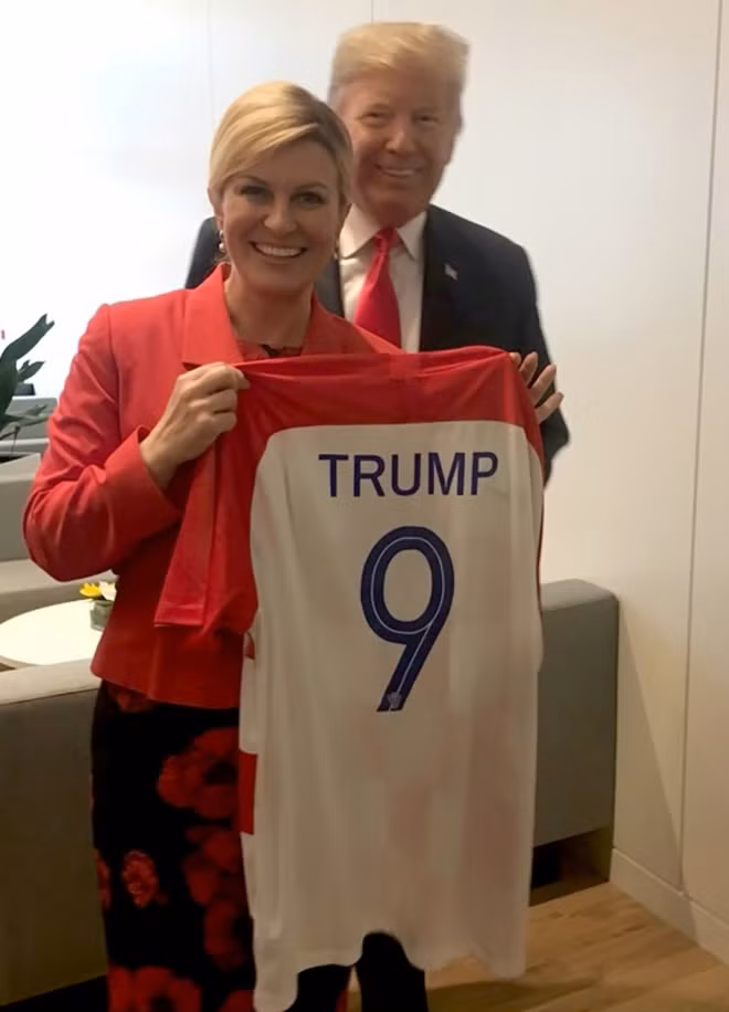 Tổng thống Croatia Kolinda Grabar-Kitarović và chiếc áo dành tặng ông Trump.