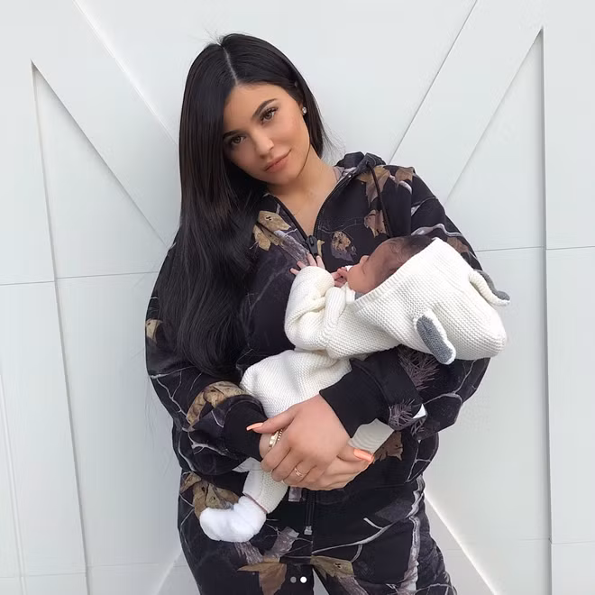 Kylie Kristen Jenner và con gái Stormi.