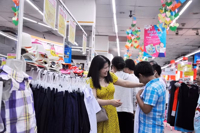 Phụ huynh chọn mua đồng phục học sinh chuẩn bị cho năm học mới.