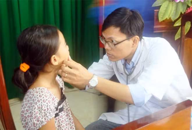 Trên 25 y, bác sĩ Bệnh viện Nhi đồng Cần Thơ khám bệnh, cấp phát thuốc miễn phí cho hơn 300 trẻ em nghèo.