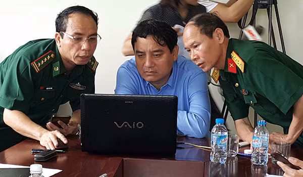 Bí thư Tỉnh ủy Nghệ An Nguyễn Đức Vinh theo dõi việc tìm kiếm cứu hộ. Ảnh: Hải Bình. Bí thư Tỉnh ủy Nghệ An Nguyễn Đức Vinh theo dõi việc tìm kiếm cứu hộ. Ảnh: Hải Bình.