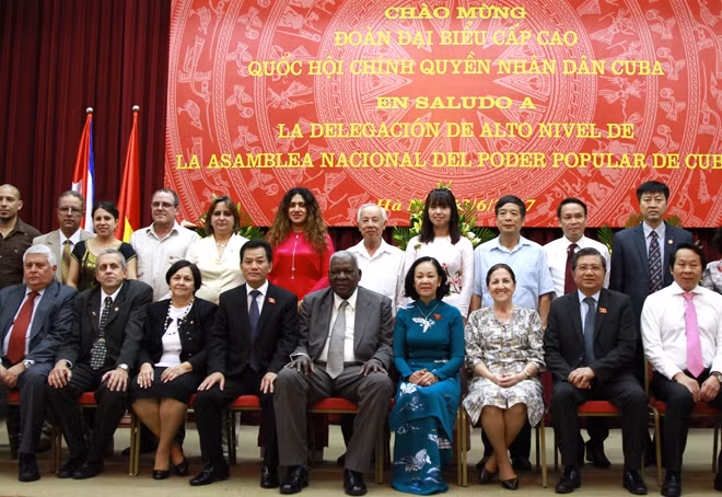 Bà Trương Thị Mai, ông Juan Esteban Lazo Hernandez và các đại biểu tham dự buổi giao lưu.