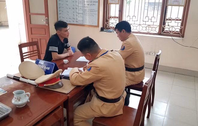 CSGT Thái Nguyên lập biên bản lái xe dương tính với ma tuý.