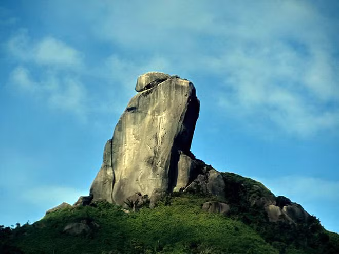 Cận cảnh Đá Bia.