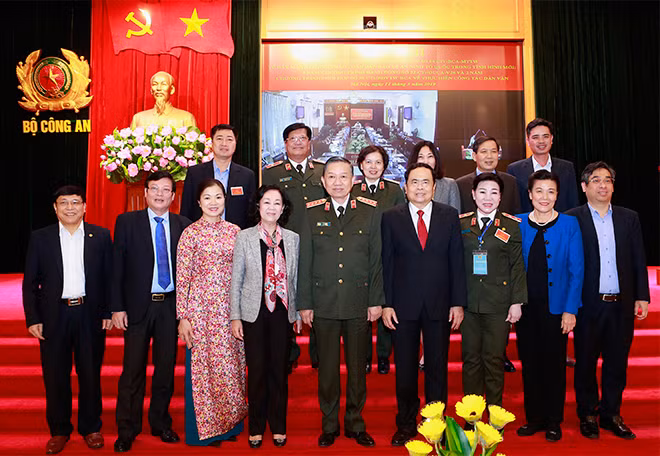 Đồng chí Trương Thị Mai, Bộ trưởng Tô Lâm và đồng chí Trương Thanh Mẫn tại Hội nghị