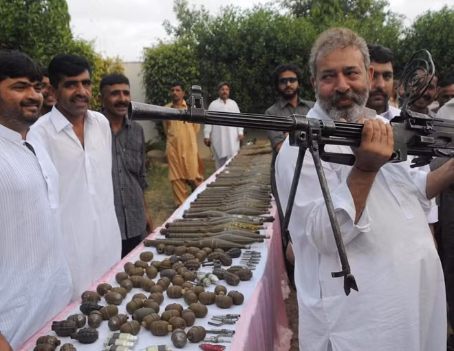 Chaudhry Aslam trong một lần kiểm tra vũ khí.