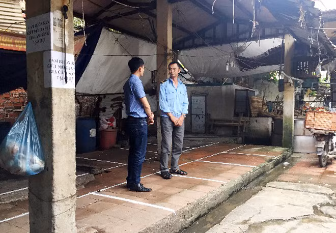 Khu vực dành cho hàng rong không có ai ngoài… nhân viên bảo vệ.