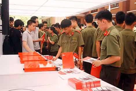 Sinh viên Học viện ANND tham quan các gian hàng về giải pháp an ninh mạng của Bkav và nghe tư vấn hướng nghiệp.