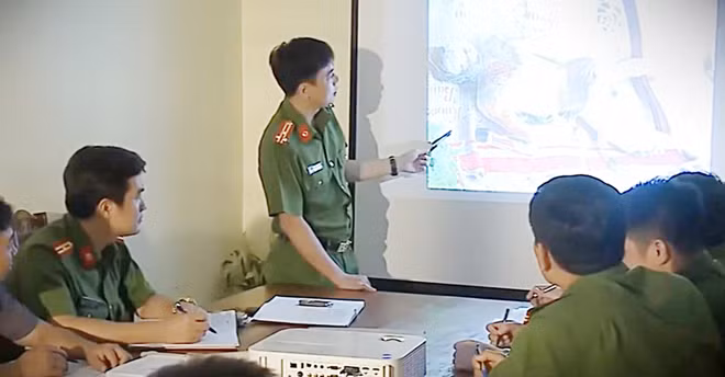 Thượng tá Đoàn Văn Tiến cùng đồng đội lên kế hoạch phá án.