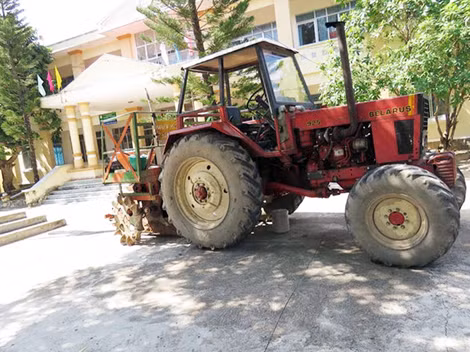 Chiếc máy cày do RVP thuê phá hoại hoa màu của nông dân.