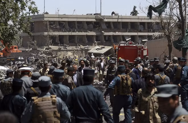 Lực lượng an ninh kiểm tra gần nơi xảy ra vụ nổ nơi Ðại sứ quán Ðức ở Kabul, Afghanistan vào 5-2017.